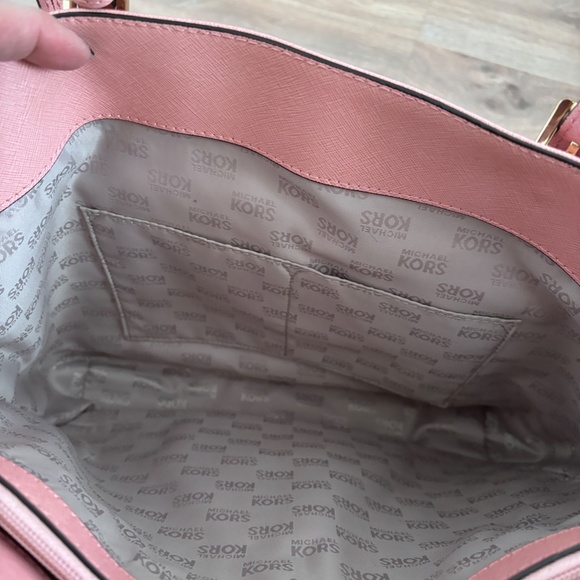 Michael Kors Jetset Multifunction Pocket Leather Tote in Pink - Picture 10 of 11